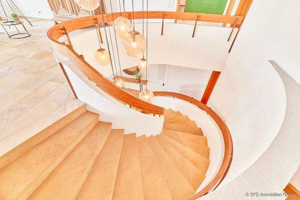 Imposanter Treppenaufgang 