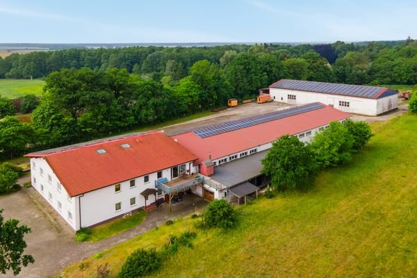 Bürogebäude und Hallen