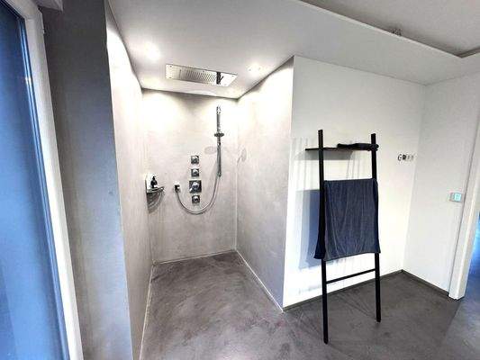 Große ebenerdige Dusche