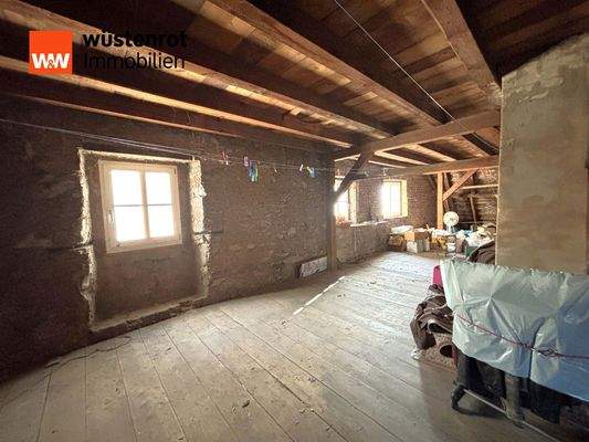 Zweistöckiger unausgebauter Dachboden mit ca. 350 m²