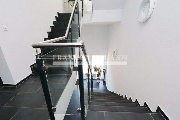 V8828 Bürogebäude - Treppenhaus OG