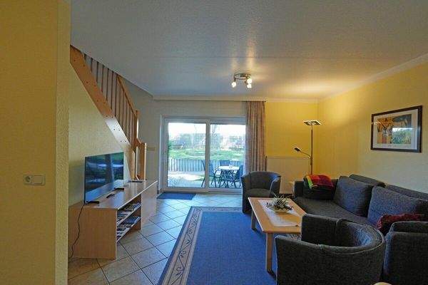 Wohnbereich und Terrasse Wohnung 8