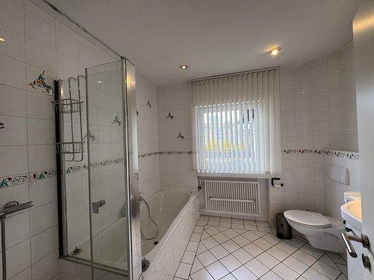 Badezimmer mit Badewanne