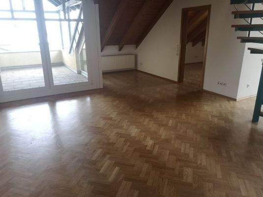 Wohnzimmer mit Balkon