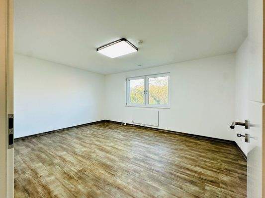 Helles Zimmer mit Fenster