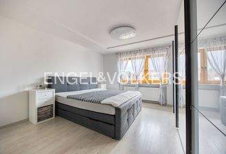 18 m² großes und renoviertes Schlafzimmer im Obergeschoss mit hellem Laminatboden