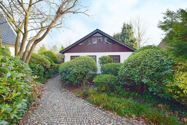 Ein Natursteinweg führt zum Hauseingang