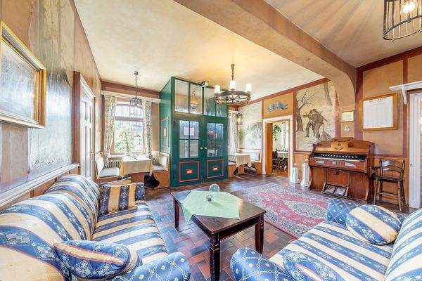 Eingangsbereich mit Sitzmöglichkeiten