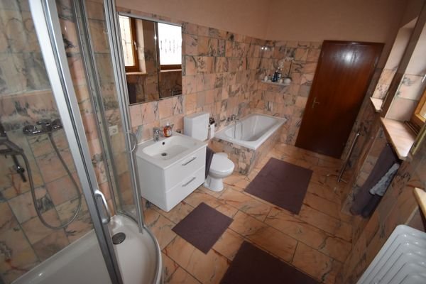 EG: Stilvolles Bad mit Wanne, Dusche u. Fenster