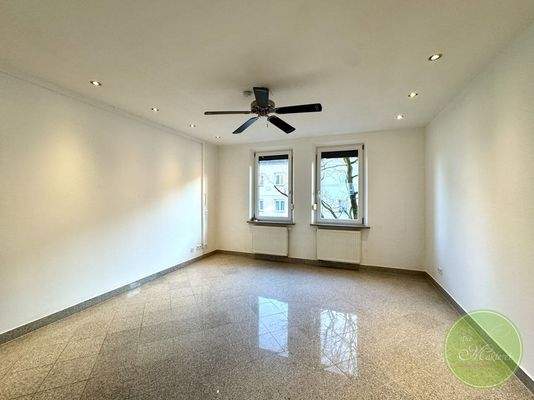 Das großzügige Wohnzimmer mit ...