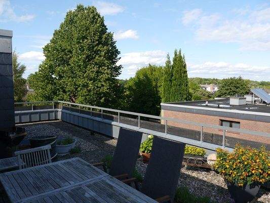 Die Dachterrasse mit Blick ins Grüne