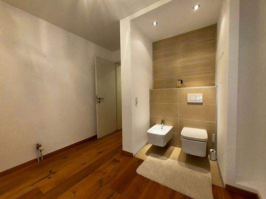 en suite bathroom with bidet