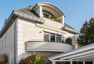 Außenansicht mit Balkonen