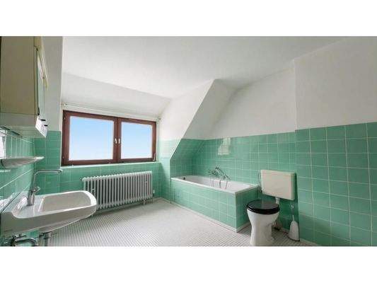 Badezimmer mit Badewanne im DG