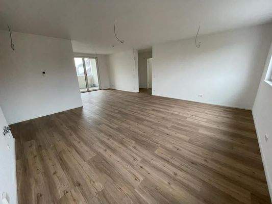 Moderner Wohnraum mit Balkon