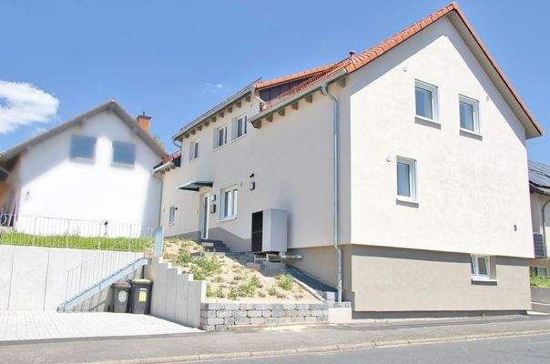 Hausansicht & Wohnungseingang