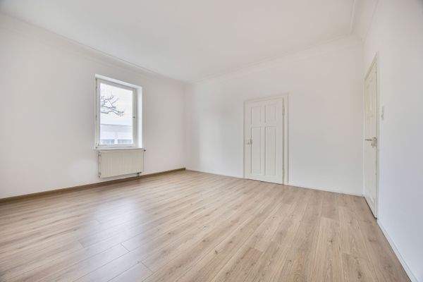 Großzügiges Schlafzimmer mit umlaufender Hohlkehle | Wohnung im 1. Obergeschoss