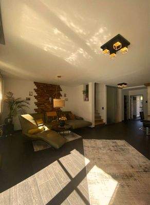 Großzügiges Wohnzimmer mit stilvoller Wandgestaltung in Holz