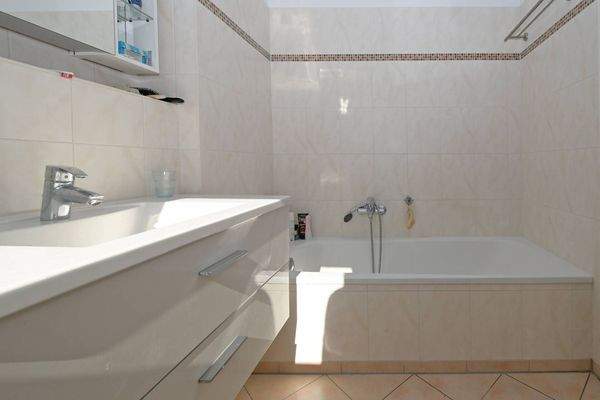 Badezimmer mit Wanne