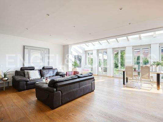 offenes, lichtdurchflutetes Wohnzimmer