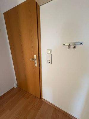 Eingangsbereich mit Holztür