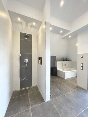 Dusche und Badewanne DG
