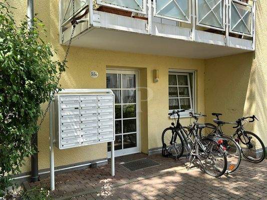 Haustür mit Briefkästen