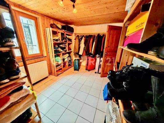 praktisches Ankleide- oder Schlafzimmer mit viel Platz