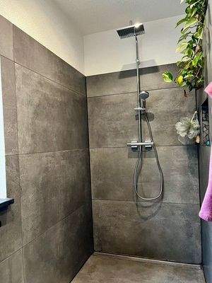 Badezimmer mit Dusche