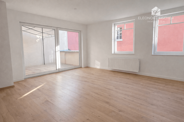 Wohnzimmer mit Blick auf die Terrasse