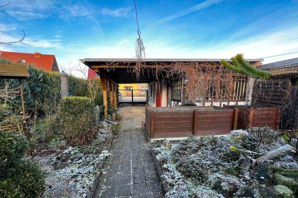 Hochbeete vor der Garage