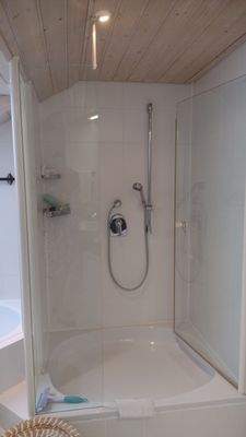 großzügige Dusche einer DHH