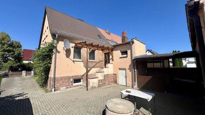 Hofansicht mit Blick auf den Hauseingang