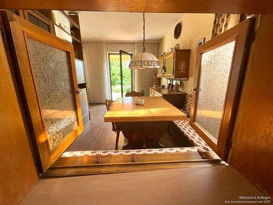 Blick aus der Küche zum Essbereich
