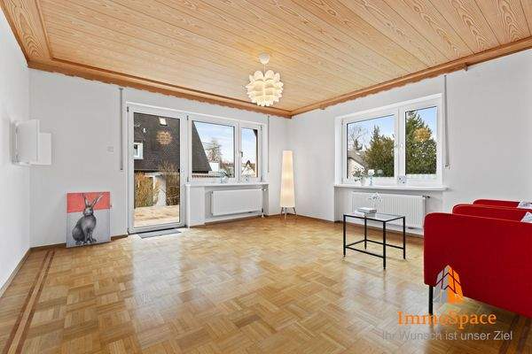 Helles Wohnzimmer mit direktem Balkonzugang