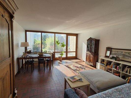 Großer Wohnbereich mit Zugang zu Garten und Terrasse Bild 1