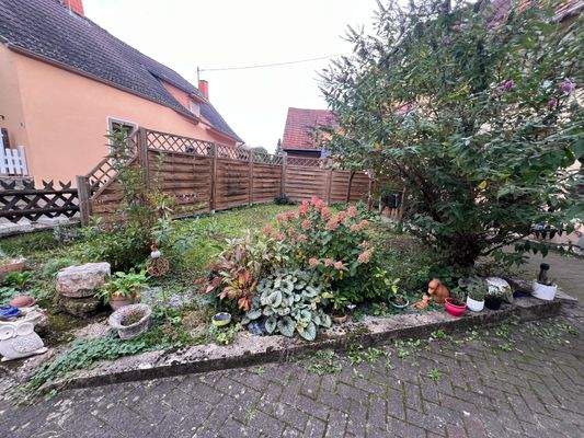 Grünfläche vor Haus