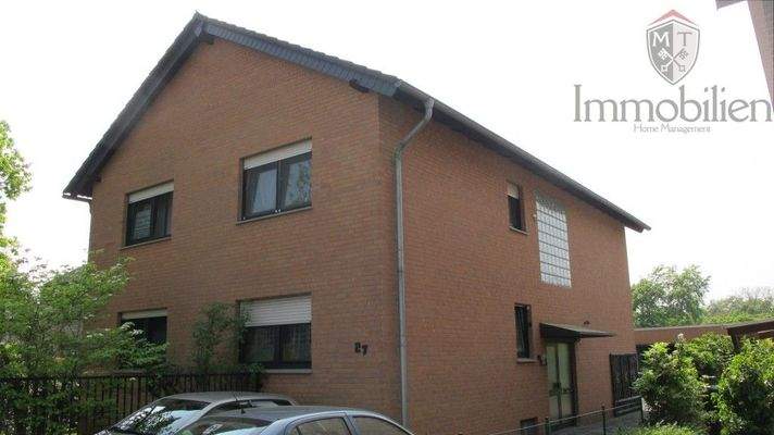 Hausvorderansicht mit Hauseingang