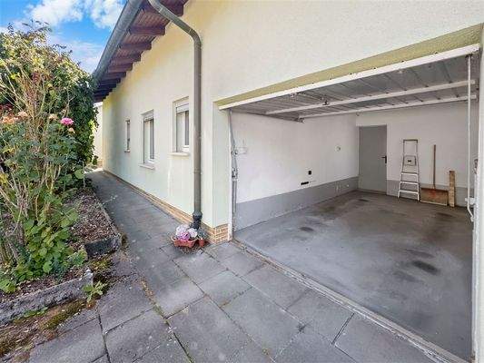 Einzelgarage mit Abstell- und Kellerraum