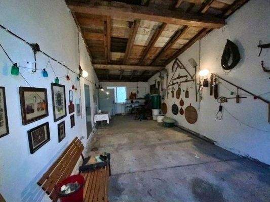 ehemalige Busgarage im Nebengebäude