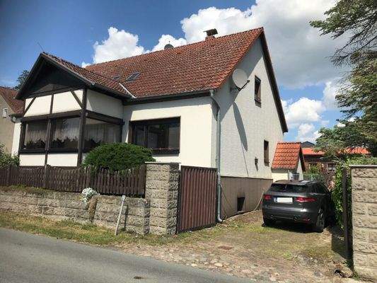 EFH/ ZFH Straßenansicht mit Zufahrt