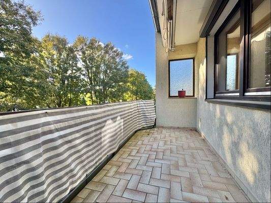 ...Zugang zur sonnigen Loggia...