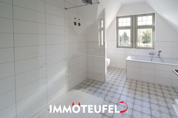 Bad mit Dusche und Wanne