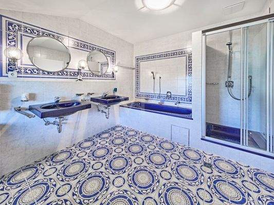 Eins der insg. 5 Badezimmer