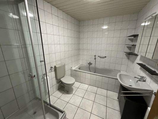 Badezimmer mit Wanne und Dusche