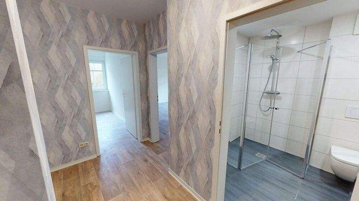 Moderner Flur und Badezimmer