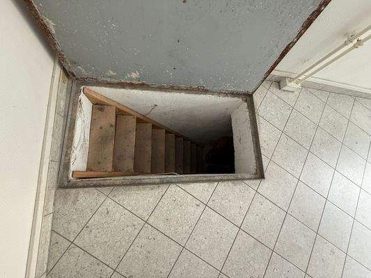 Kellerabgang in Raum 1 