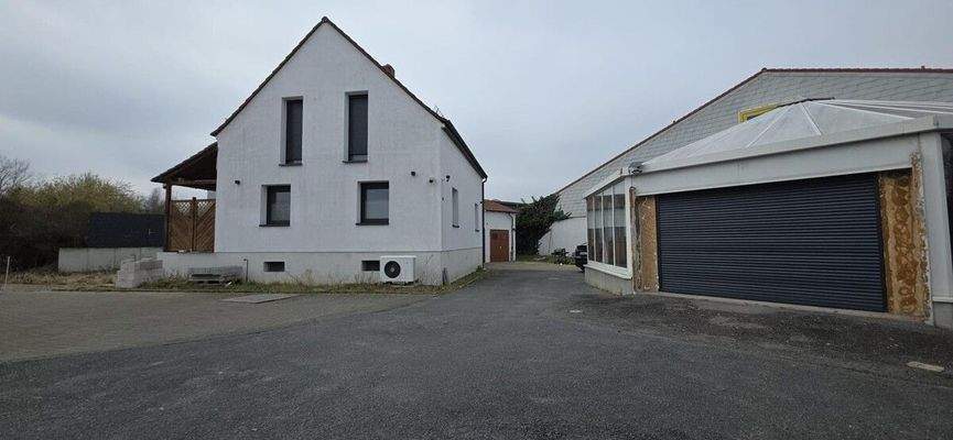 Einfamilienhaus und Gewerbepavillon