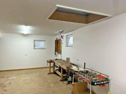 Werkstatt mit Blick auf Luke zur Garage