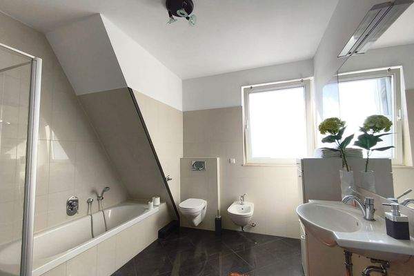 Gepflegtes Bad mit Dusche und Badwanne